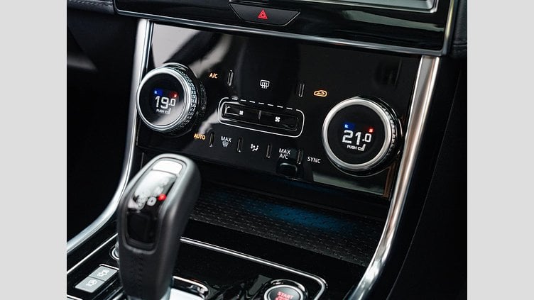 2022 認定中古車 Jaguar XE サントリーニブラック P250 RWD（オートマチック） 4 door Saloon S