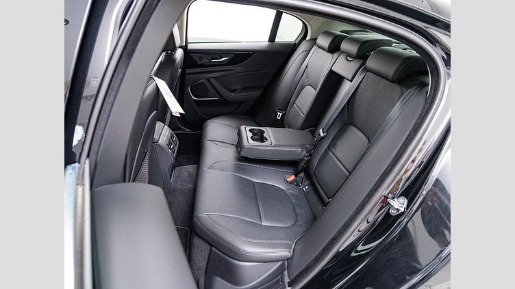 2022 認定中古車 Jaguar XE サントリーニブラック P250 RWD（オートマチック） 4 door Saloon S