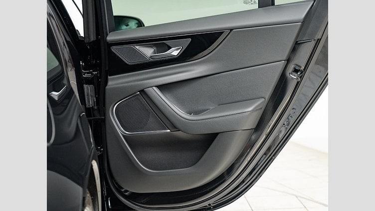 2022 認定中古車 Jaguar XE サントリーニブラック P250 RWD（オートマチック） 4 door Saloon S