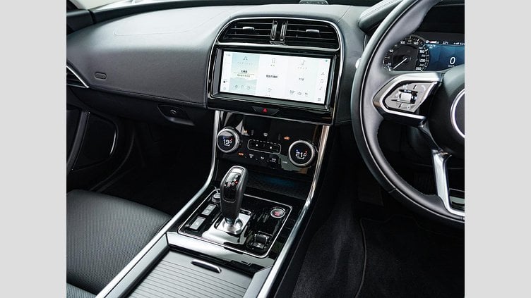 2022 認定中古車 Jaguar XE サントリーニブラック P250 RWD（オートマチック） 4 door Saloon S