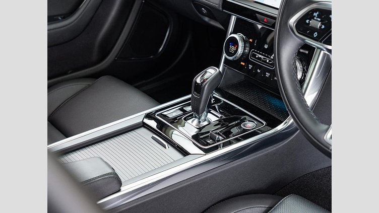 2022 認定中古車 Jaguar XE サントリーニブラック P250 RWD（オートマチック） 4 door Saloon S