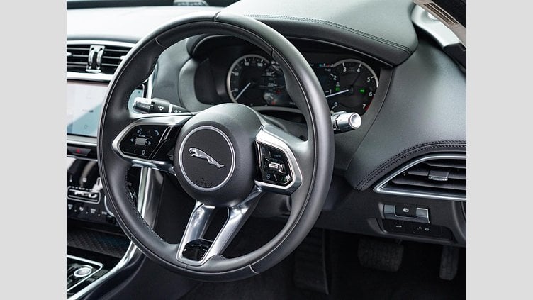 2022 認定中古車 Jaguar XE サントリーニブラック P250 RWD（オートマチック） 4 door Saloon S