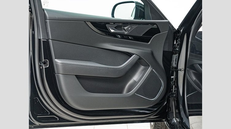 2022 認定中古車 Jaguar XE サントリーニブラック P250 RWD（オートマチック） 4 door Saloon S