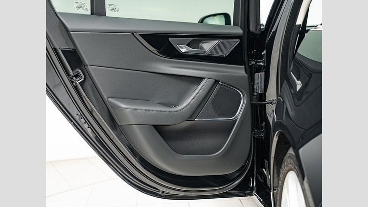 2022 認定中古車 Jaguar XE サントリーニブラック P250 RWD（オートマチック） 4 door Saloon S