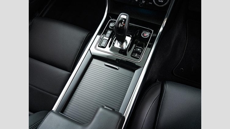 2022 認定中古車 Jaguar XE サントリーニブラック P250 RWD（オートマチック） 4 door Saloon S