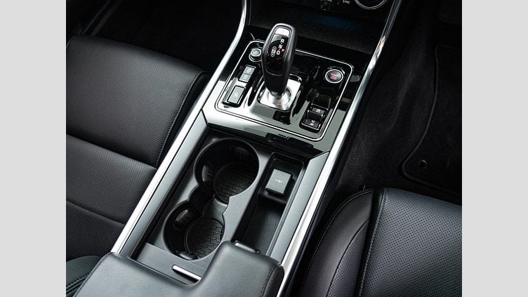2022 認定中古車 Jaguar XE サントリーニブラック P250 RWD（オートマチック） 4 door Saloon S