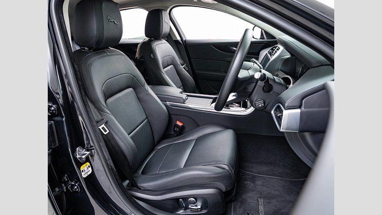 2022 認定中古車 Jaguar XE サントリーニブラック P250 RWD（オートマチック） 4 door Saloon S