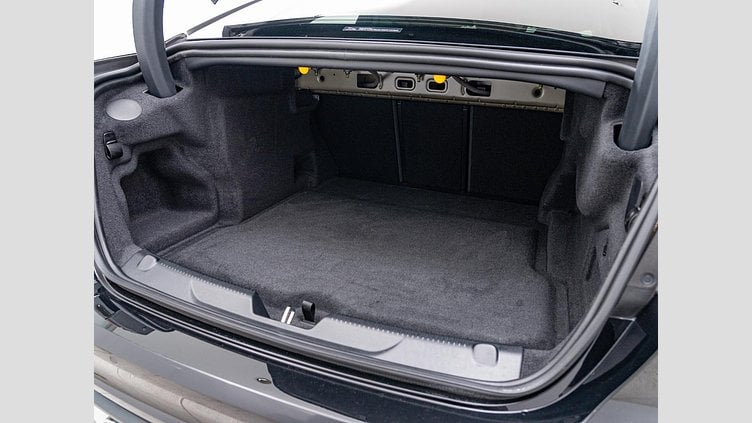 2022 認定中古車 Jaguar XE サントリーニブラック P250 RWD（オートマチック） 4 door Saloon S