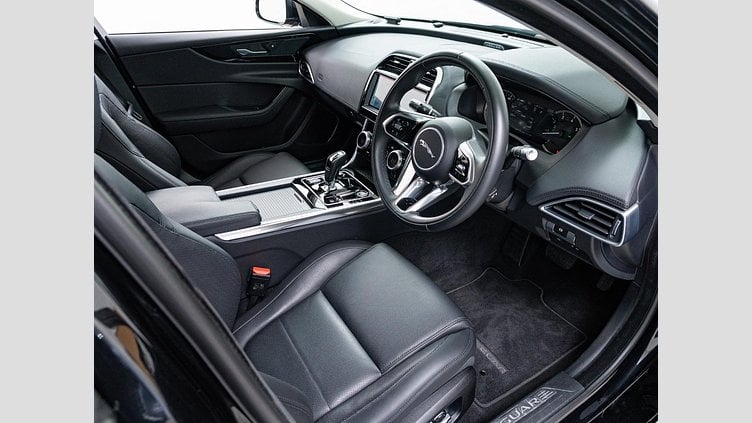 2022 認定中古車 Jaguar XE サントリーニブラック P250 RWD（オートマチック） 4 door Saloon S