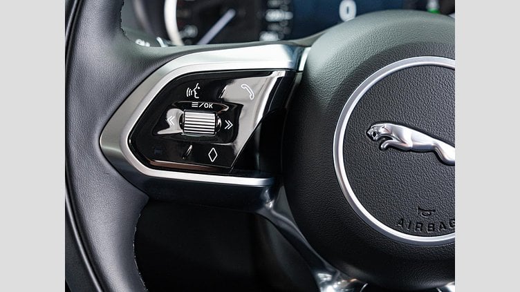 2022 認定中古車 Jaguar XE サントリーニブラック P250 RWD（オートマチック） 4 door Saloon S
