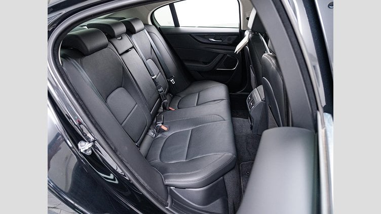 2022 認定中古車 Jaguar XE サントリーニブラック P250 RWD（オートマチック） 4 door Saloon S