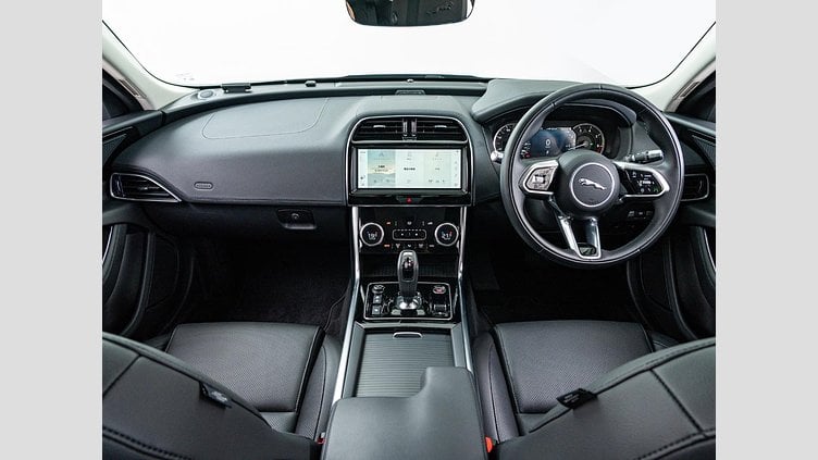 2022 認定中古車 Jaguar XE サントリーニブラック P250 RWD（オートマチック） 4 door Saloon S