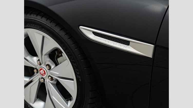 2022 認定中古車 Jaguar XE サントリーニブラック P250 RWD（オートマチック） 4 door Saloon S