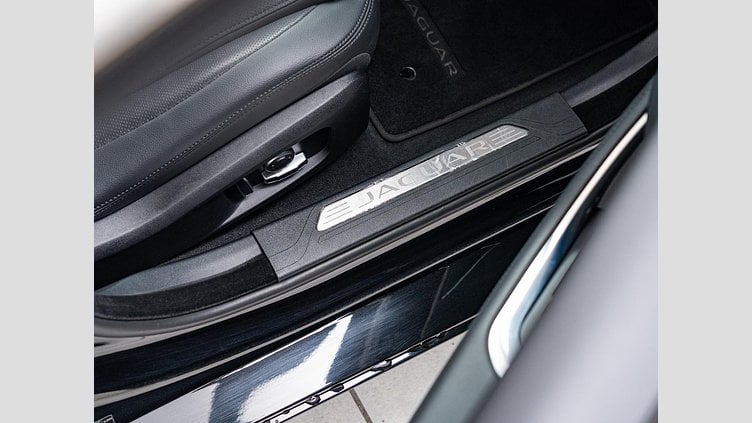 2022 認定中古車 Jaguar XE サントリーニブラック P250 RWD（オートマチック） 4 door Saloon S