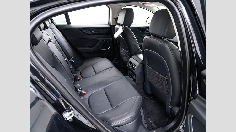 2022 認定中古車 Jaguar XE サントリーニブラック P250 RWD（オートマチック） 4 door Saloon S