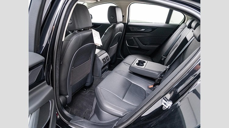 2022 認定中古車 Jaguar XE サントリーニブラック P250 RWD（オートマチック） 4 door Saloon S