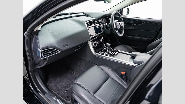 2022 認定中古車 Jaguar XE サントリーニブラック P250 RWD（オートマチック） 4 door Saloon S