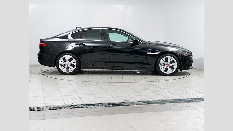 2022 認定中古車 Jaguar XE サントリーニブラック P250 RWD（オートマチック） 4 door Saloon S