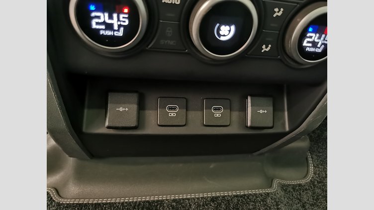2021 認定中古車 Land Rover Defender 110 タスマンブルー P300 AWD（AT） SE