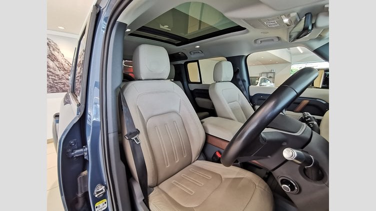 2021 認定中古車 Land Rover Defender 110 タスマンブルー P300 AWD（AT） SE