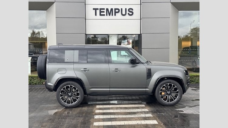 2025 SKLADOVÉ VOZIDLÁ Land Rover Defender 110 Faroe Green NEW DEFENDER OCTA EDITION ONE