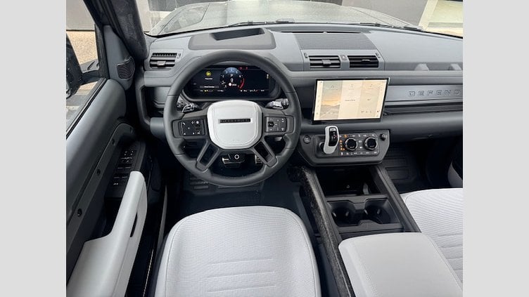 2025 SKLADOVÉ VOZIDLÁ Land Rover Defender 110 Faroe Green NEW DEFENDER OCTA EDITION ONE