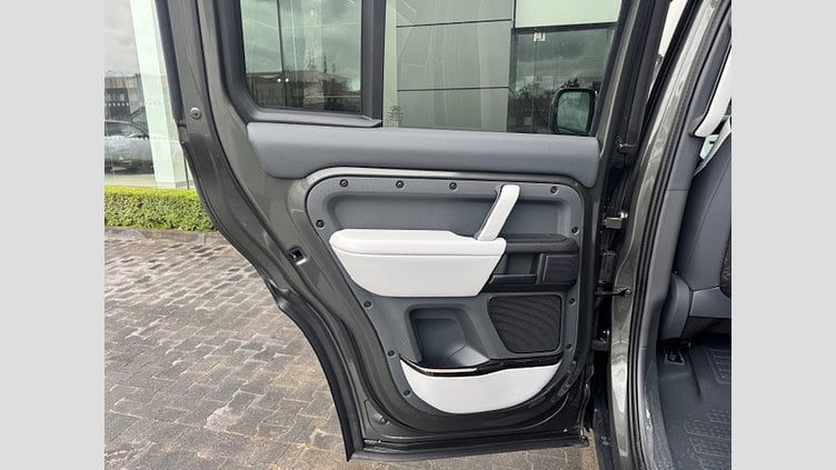 2025 SKLADOVÉ VOZIDLÁ Land Rover Defender 110 Faroe Green NEW DEFENDER OCTA EDITION ONE