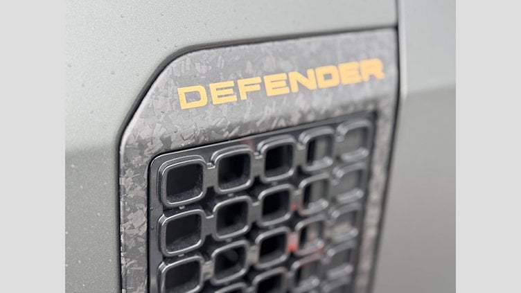 2025 SKLADOVÉ VOZIDLÁ Land Rover Defender 110 Faroe Green NEW DEFENDER OCTA EDITION ONE