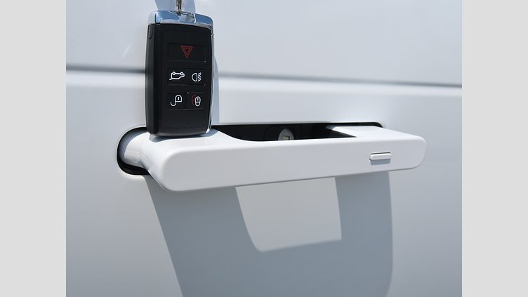 2025 認定中古車 Land Rover Range Rover Sport オストゥーニパールホワイト P550eプラグインハイブリッド（ガソリン） スタンダードホイールベース Dynamic SE