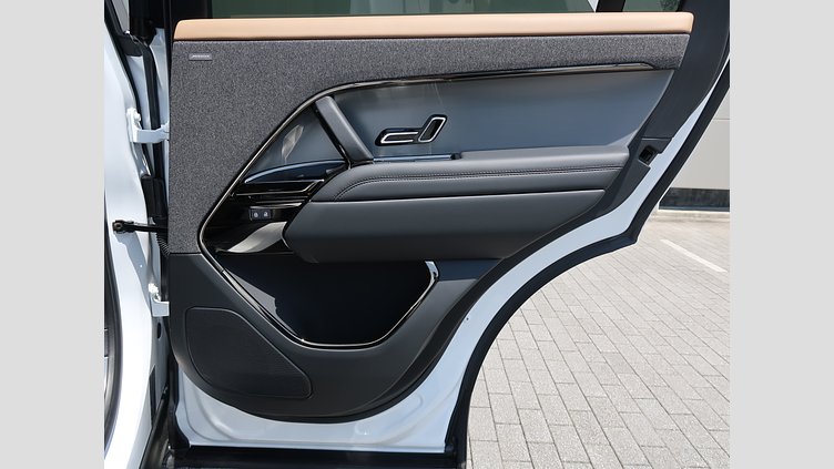 2025 認定中古車 Land Rover Range Rover Sport オストゥーニパールホワイト P550eプラグインハイブリッド（ガソリン） スタンダードホイールベース Dynamic SE