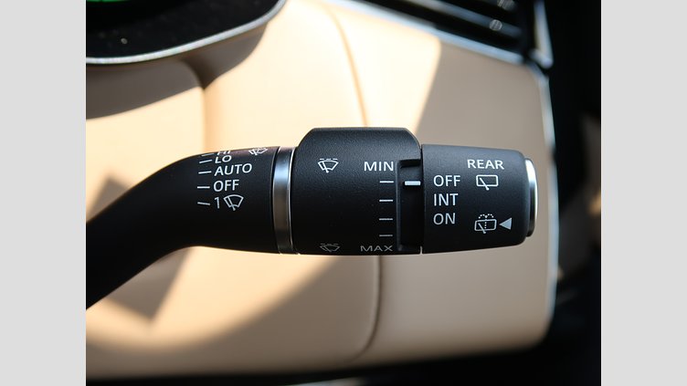 2025 認定中古車 Land Rover Range Rover Sport オストゥーニパールホワイト P550eプラグインハイブリッド（ガソリン） スタンダードホイールベース Dynamic SE
