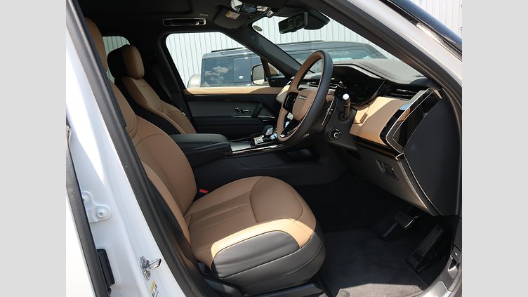 2025 認定中古車 Land Rover Range Rover Sport オストゥーニパールホワイト P550eプラグインハイブリッド（ガソリン） スタンダードホイールベース Dynamic SE