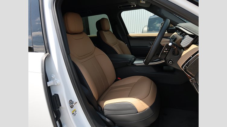 2025 認定中古車 Land Rover Range Rover Sport オストゥーニパールホワイト P550eプラグインハイブリッド（ガソリン） スタンダードホイールベース Dynamic SE