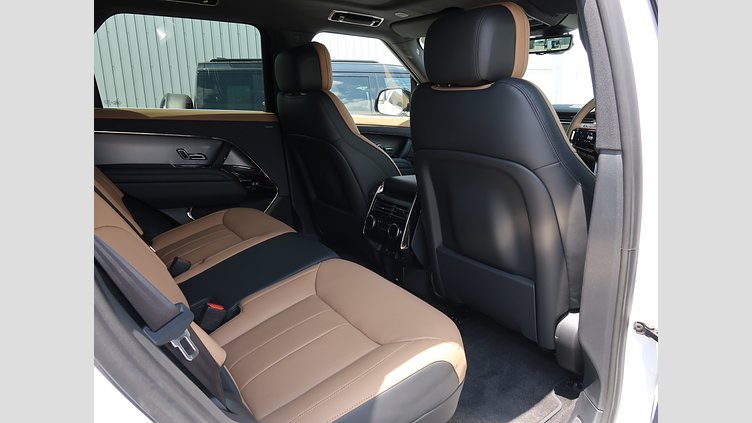 2025 認定中古車 Land Rover Range Rover Sport オストゥーニパールホワイト P550eプラグインハイブリッド（ガソリン） スタンダードホイールベース Dynamic SE