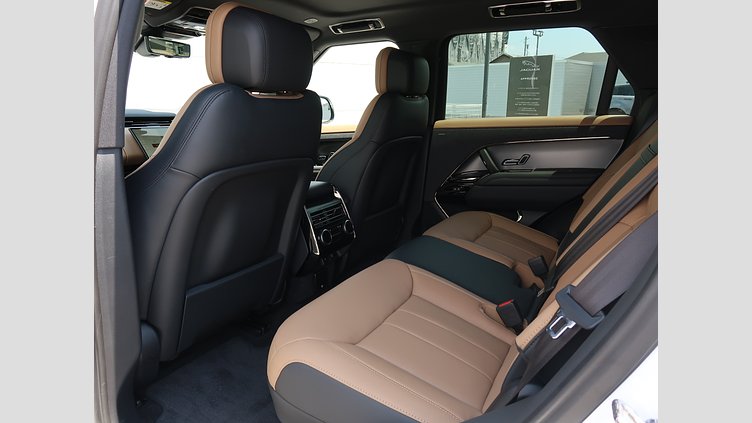 2025 認定中古車 Land Rover Range Rover Sport オストゥーニパールホワイト P550eプラグインハイブリッド（ガソリン） スタンダードホイールベース Dynamic SE