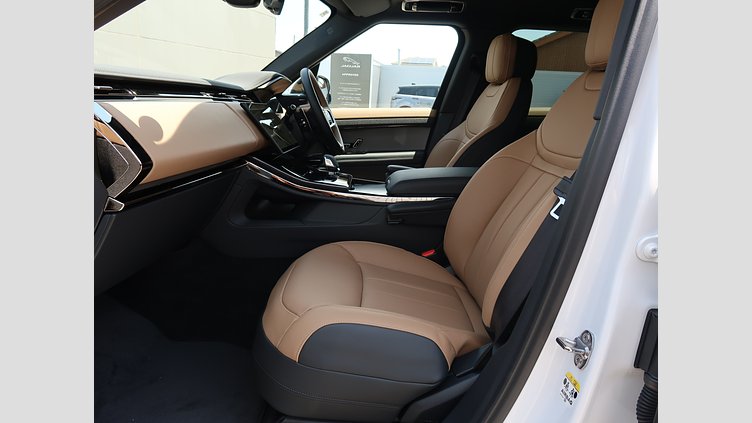 2025 認定中古車 Land Rover Range Rover Sport オストゥーニパールホワイト P550eプラグインハイブリッド（ガソリン） スタンダードホイールベース Dynamic SE