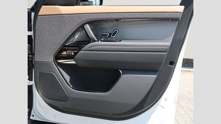 2025 認定中古車 Land Rover Range Rover Sport オストゥーニパールホワイト P550eプラグインハイブリッド（ガソリン） スタンダードホイールベース Dynamic SE