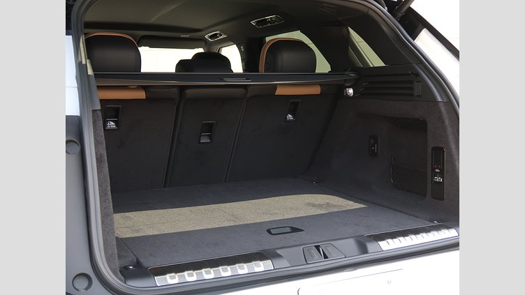 2025 認定中古車 Land Rover Range Rover Sport オストゥーニパールホワイト P550eプラグインハイブリッド（ガソリン） スタンダードホイールベース Dynamic SE