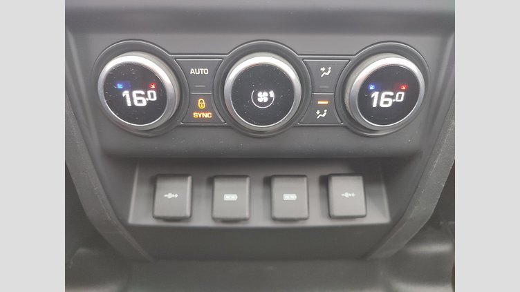 2020 JAZDENÉ VOZIDLÁ Land Rover Defender 110 Santorini Black 4x4 110 3.0 I6 P400 MHEV HSE A/T AWD