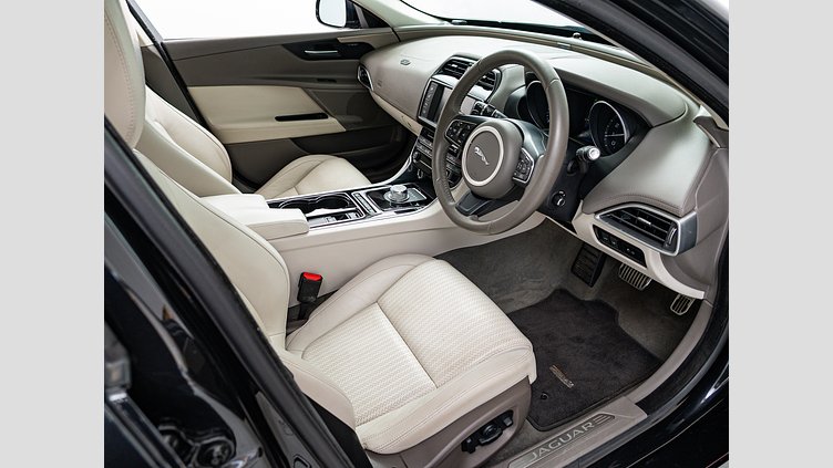 2016 認定中古車 Jaguar XE Santorini Black 2.0LPT ポートフォリオ