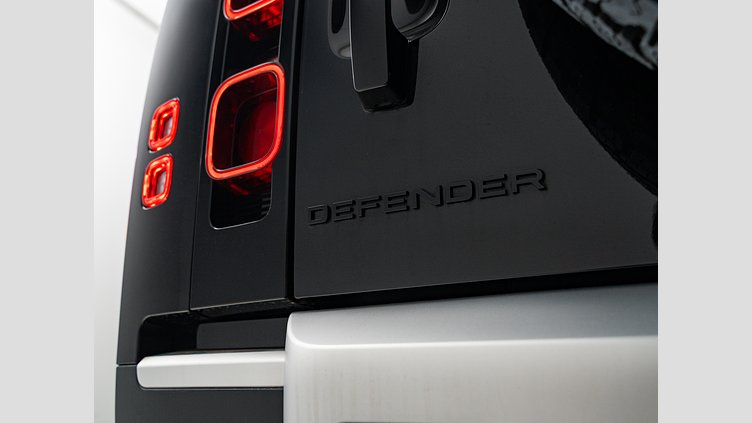 2023 認定中古車 Land Rover Defender 110 サントリーニブラック D300 AWD（AT） S