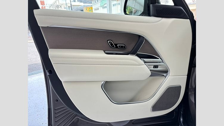2025 認定中古車 Land Rover Range Rover シャラントグレイ P550 AWD PHEV（AT） スタンダードホイールベース Autobiography