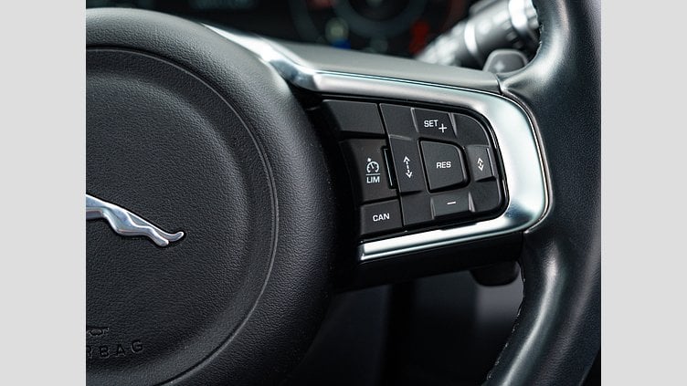 2018 認定中古車 Jaguar E-Pace シリコン シルバー D180 オートマチック全輪駆動 R-DYNAMIC S