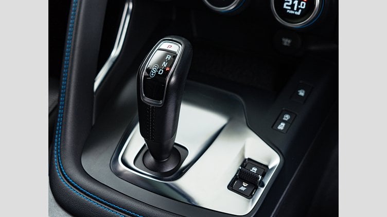 2018 認定中古車 Jaguar E-Pace シリコン シルバー D180 オートマチック全輪駆動 R-DYNAMIC S