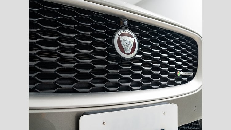 2018 認定中古車 Jaguar E-Pace シリコン シルバー D180 オートマチック全輪駆動 R-DYNAMIC S