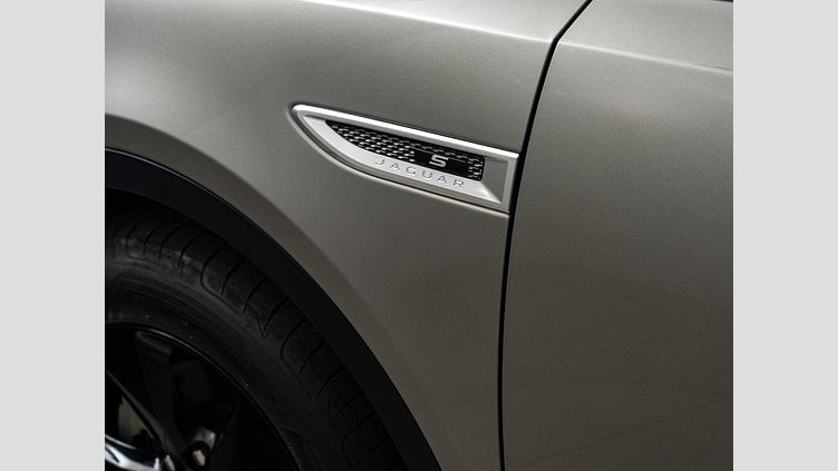 2018 認定中古車 Jaguar E-Pace シリコン シルバー D180 オートマチック全輪駆動 R-DYNAMIC S