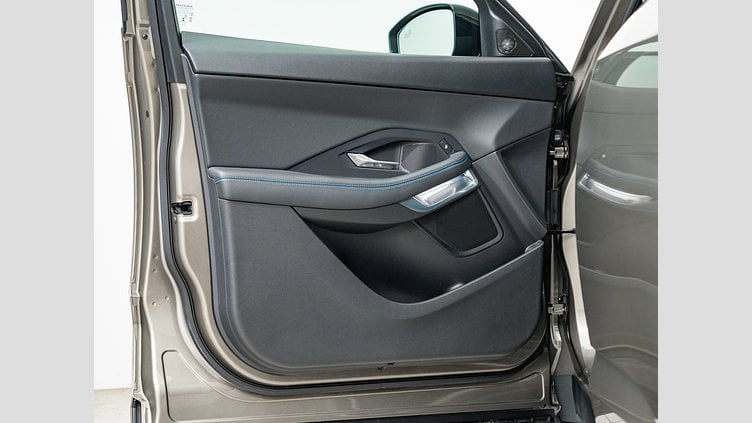 2018 認定中古車 Jaguar E-Pace シリコン シルバー D180 オートマチック全輪駆動 R-DYNAMIC S