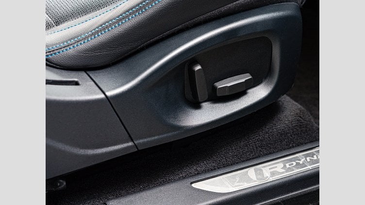 2018 認定中古車 Jaguar E-Pace シリコン シルバー D180 オートマチック全輪駆動 R-DYNAMIC S