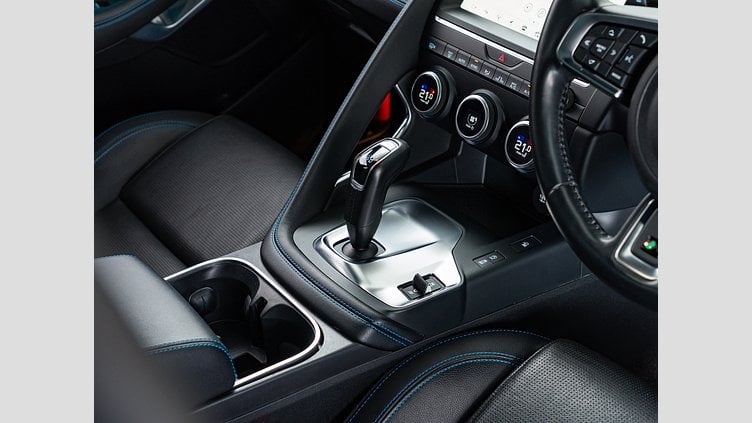 2018 認定中古車 Jaguar E-Pace シリコン シルバー D180 オートマチック全輪駆動 R-DYNAMIC S