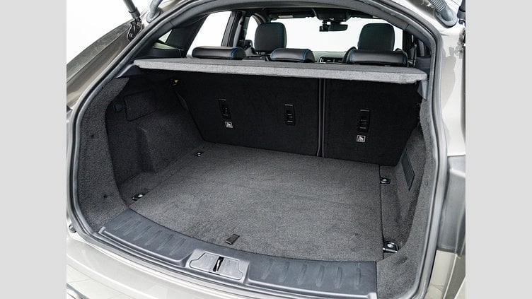 2018 認定中古車 Jaguar E-Pace シリコン シルバー D180 オートマチック全輪駆動 R-DYNAMIC S